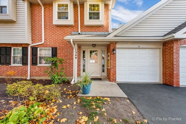 $325,000 | 1349 East Evergreen Drive, Unit 4, Palatine, IL 60074