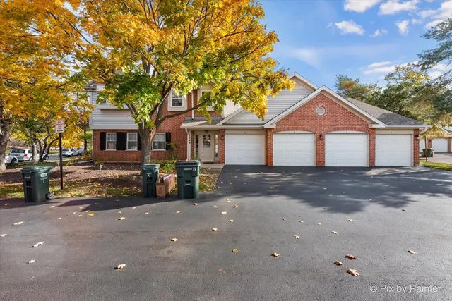 $325,000 | 1349 East Evergreen Drive, Unit 4, Palatine, IL 60074