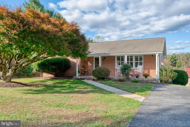 a view of a house with backyard and garden