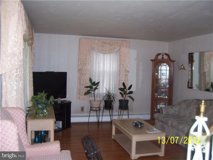 313 Birchwood Road Aldan, PA 19018 - Photo 3 of 22 Living Room