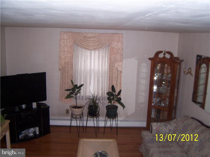 313 Birchwood Road Aldan, PA 19018 - Photo 4 of 22 Living Room
