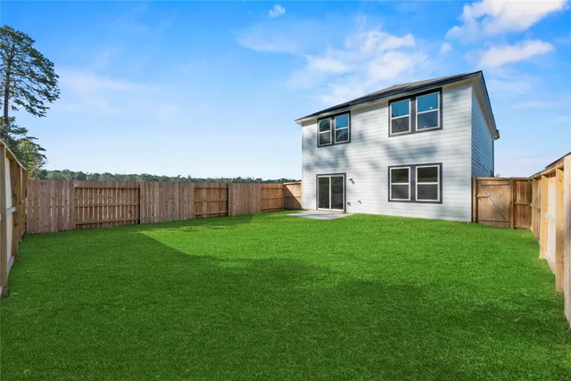 a view of a house with backyard