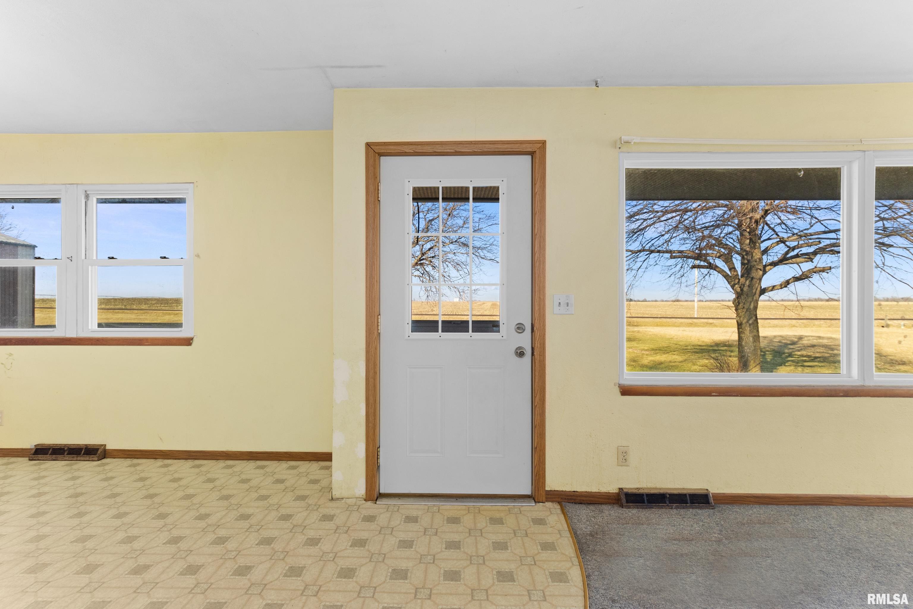 13107 Hurt Road Pekin, IL 61554 - Photo 11 of 32