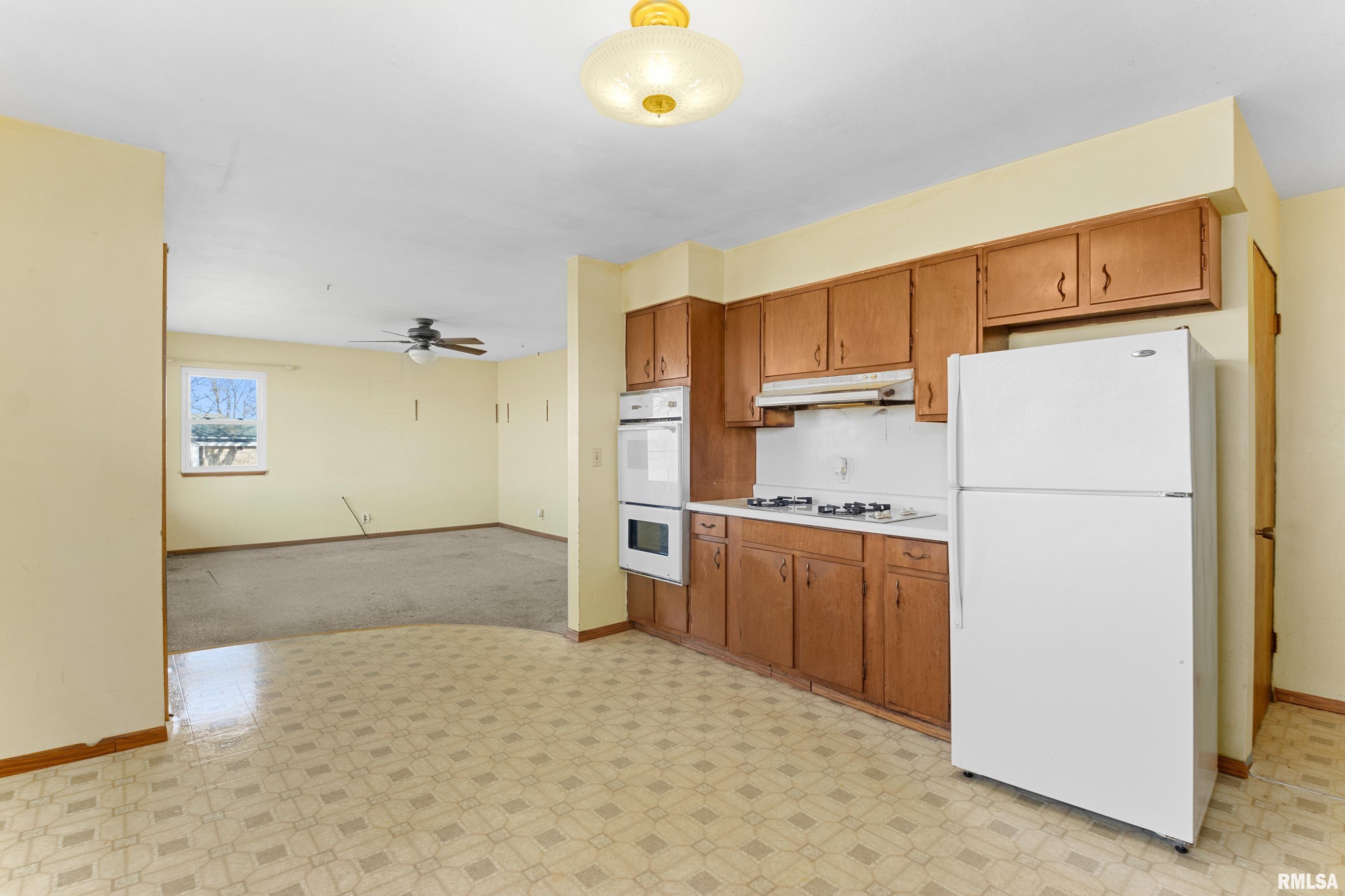 13107 Hurt Road Pekin, IL 61554 - Photo 13 of 32