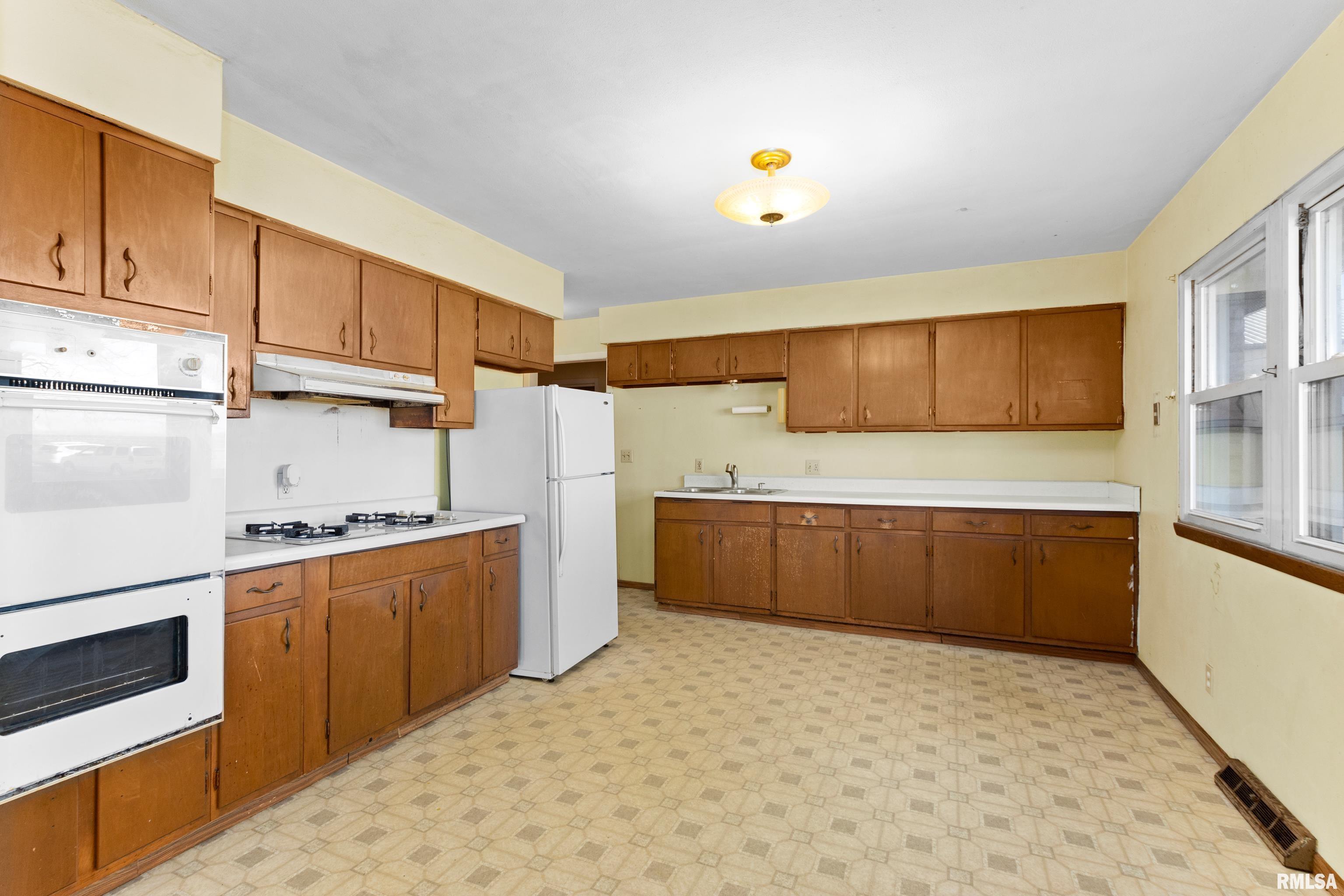 13107 Hurt Road Pekin, IL 61554 - Photo 15 of 32