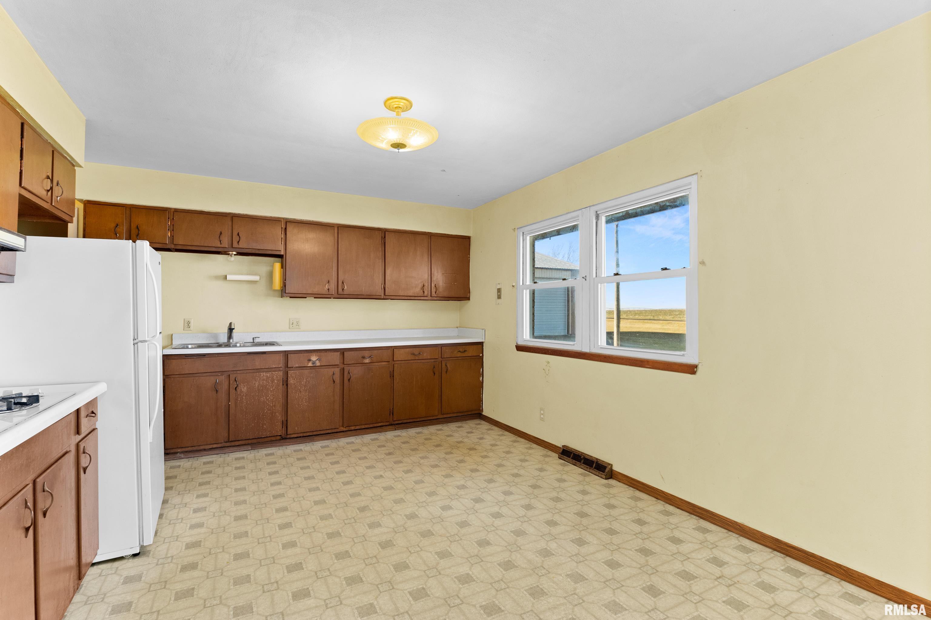 13107 Hurt Road Pekin, IL 61554 - Photo 16 of 32