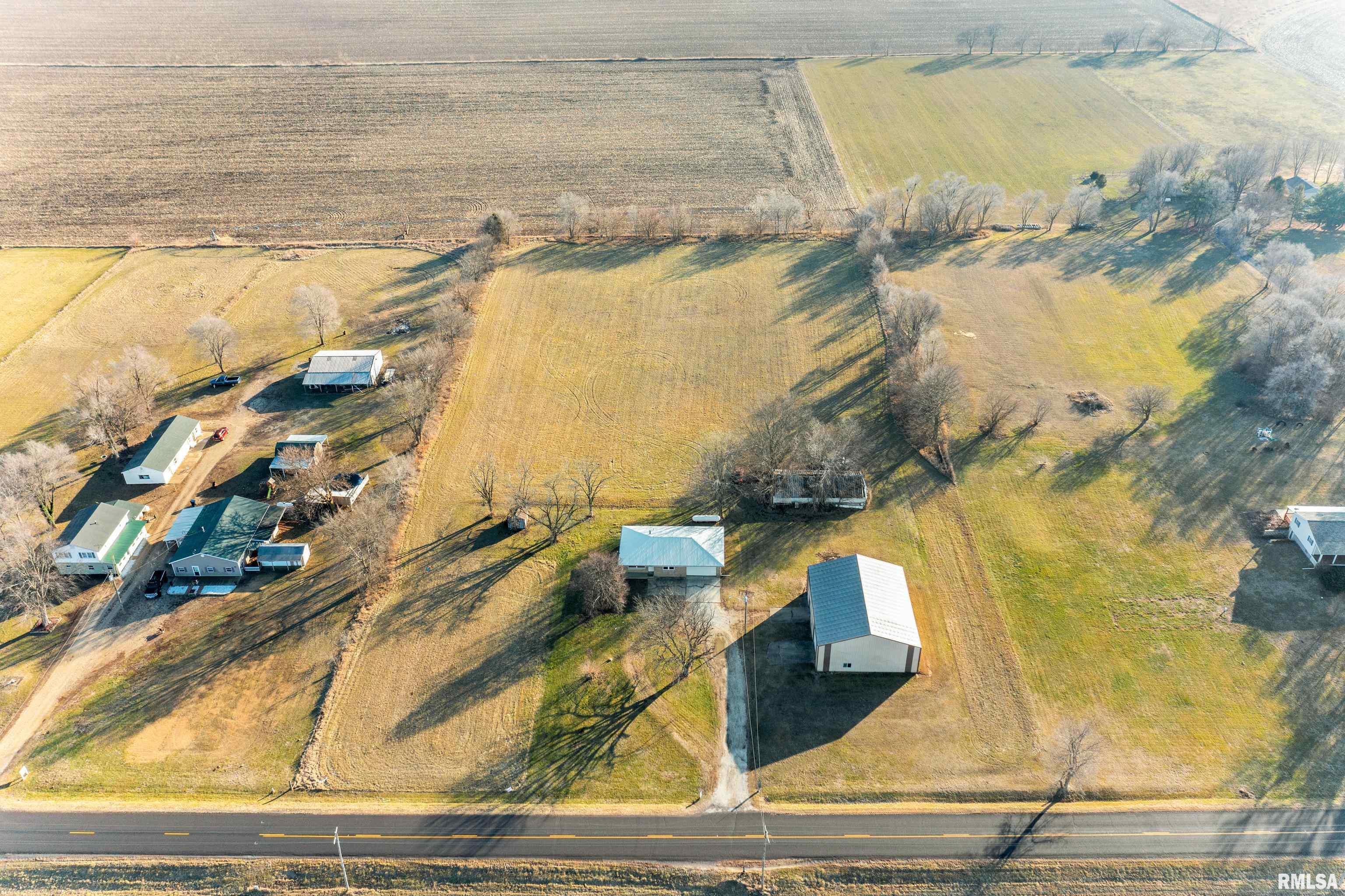13107 Hurt Road Pekin, IL 61554 - Photo 4 of 32