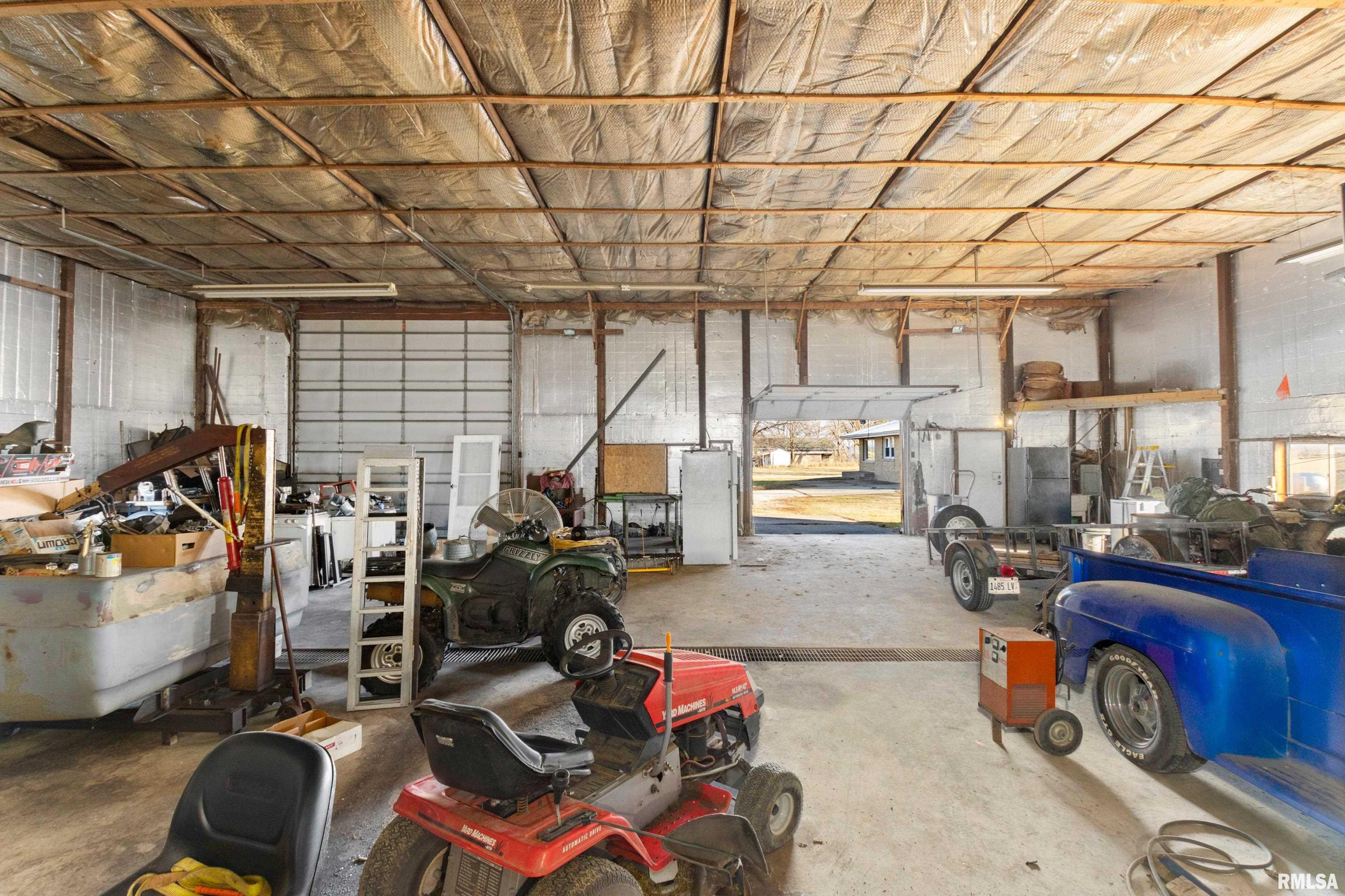 13107 Hurt Road Pekin, IL 61554 - Photo 7 of 32