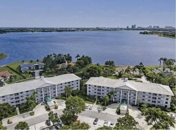 $2,500 | 3516 Whitehall Drive, Unit 303, West Palm Beach, FL 33401