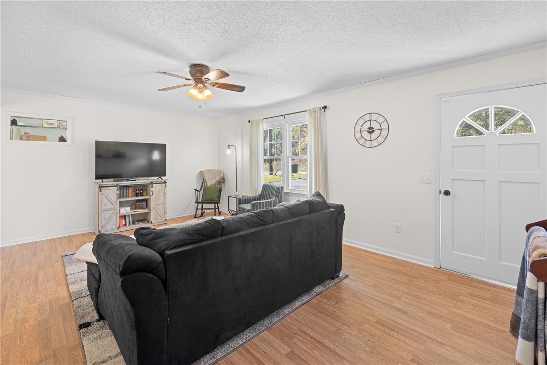 105 Scott Drive Seneca, SC 29678 - Photo 3 of 21 Living area
