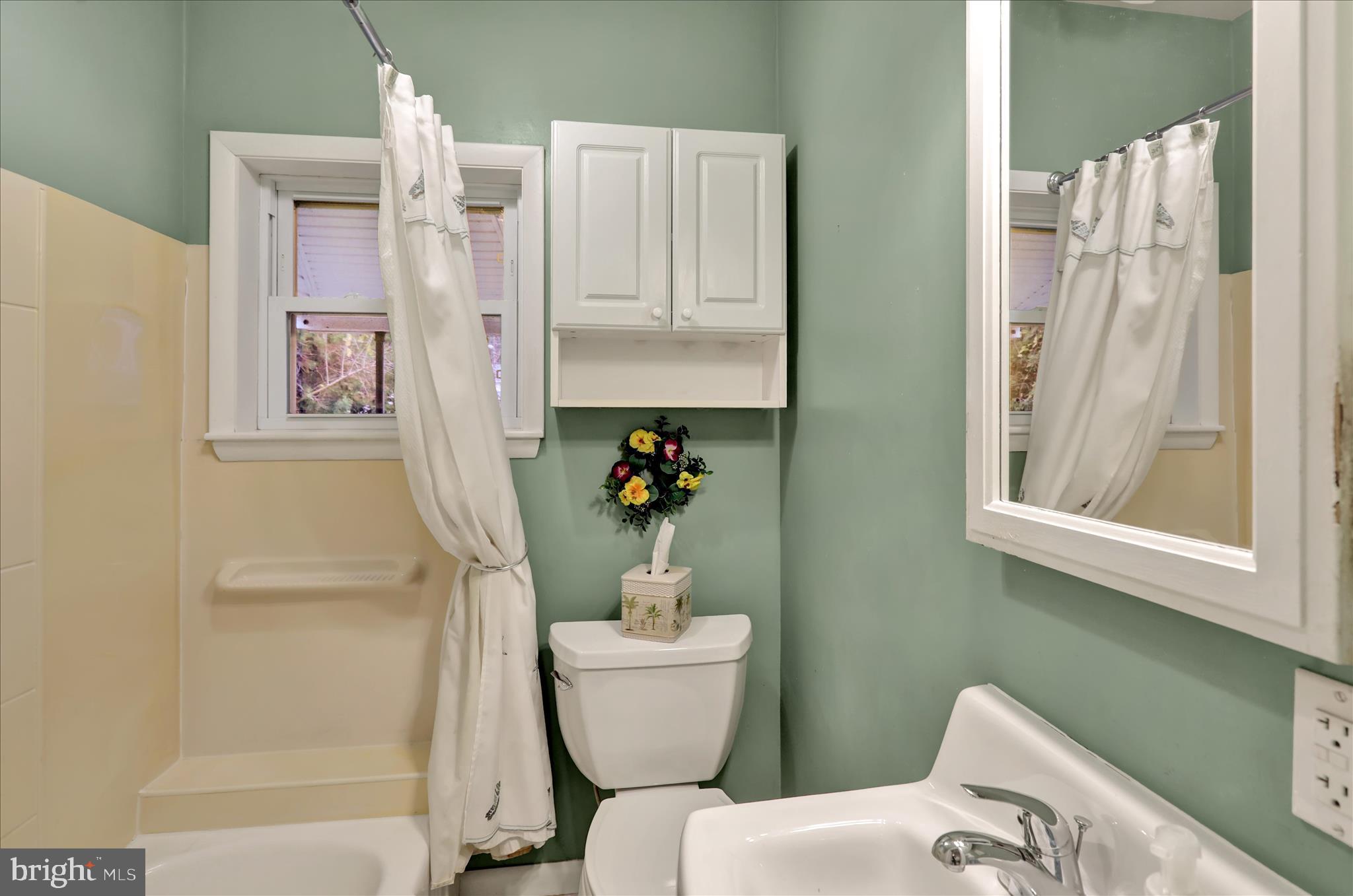 3429 Marion Street Reading, PA 19605 - Photo 17 of 23 a bathroom with a toilet sink and tub