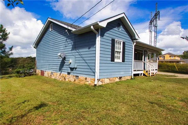 a view of a house with a backyard