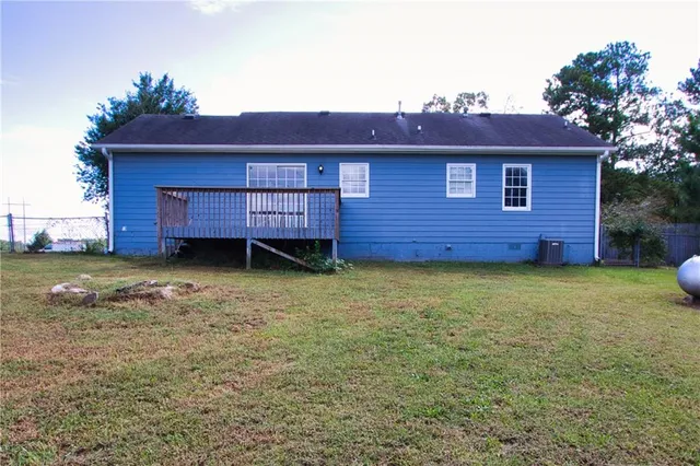 a view of a backyard