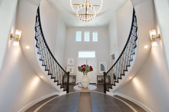 a large kitchen with kitchen island a large island in it