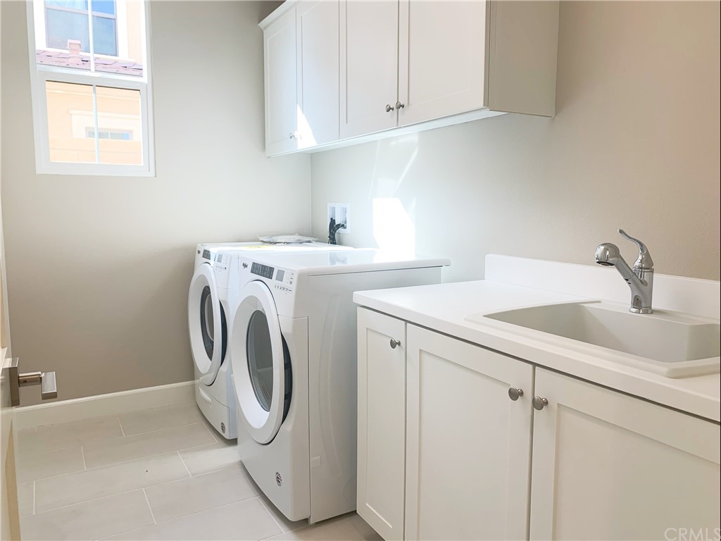 68 Singer Irvine, CA 92620 - Photo 11 of 12 a utility room with dryer and washer