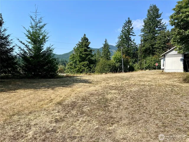 a view of a yard with a house