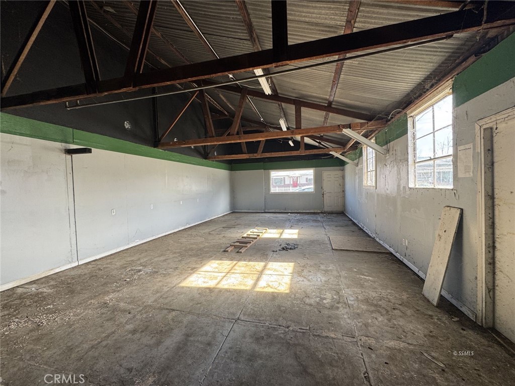 311 South Curry Street Tehachapi, CA 93561 - Photo 2 of 13 Large room inside