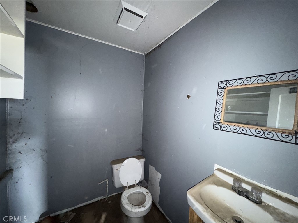 311 South Curry Street Tehachapi, CA 93561 - Photo 5 of 13 Restroom 1