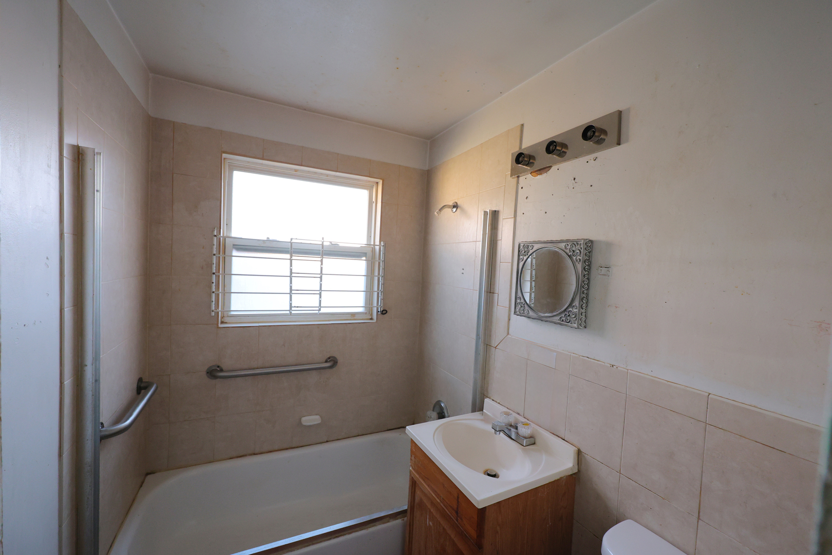 3210 Mc Breen Avenue Robbins, IL 60472 - Photo 18 of 21 a bathroom with a sink a toilet and shower