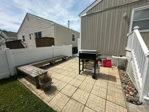a view of a house with backyard and porch