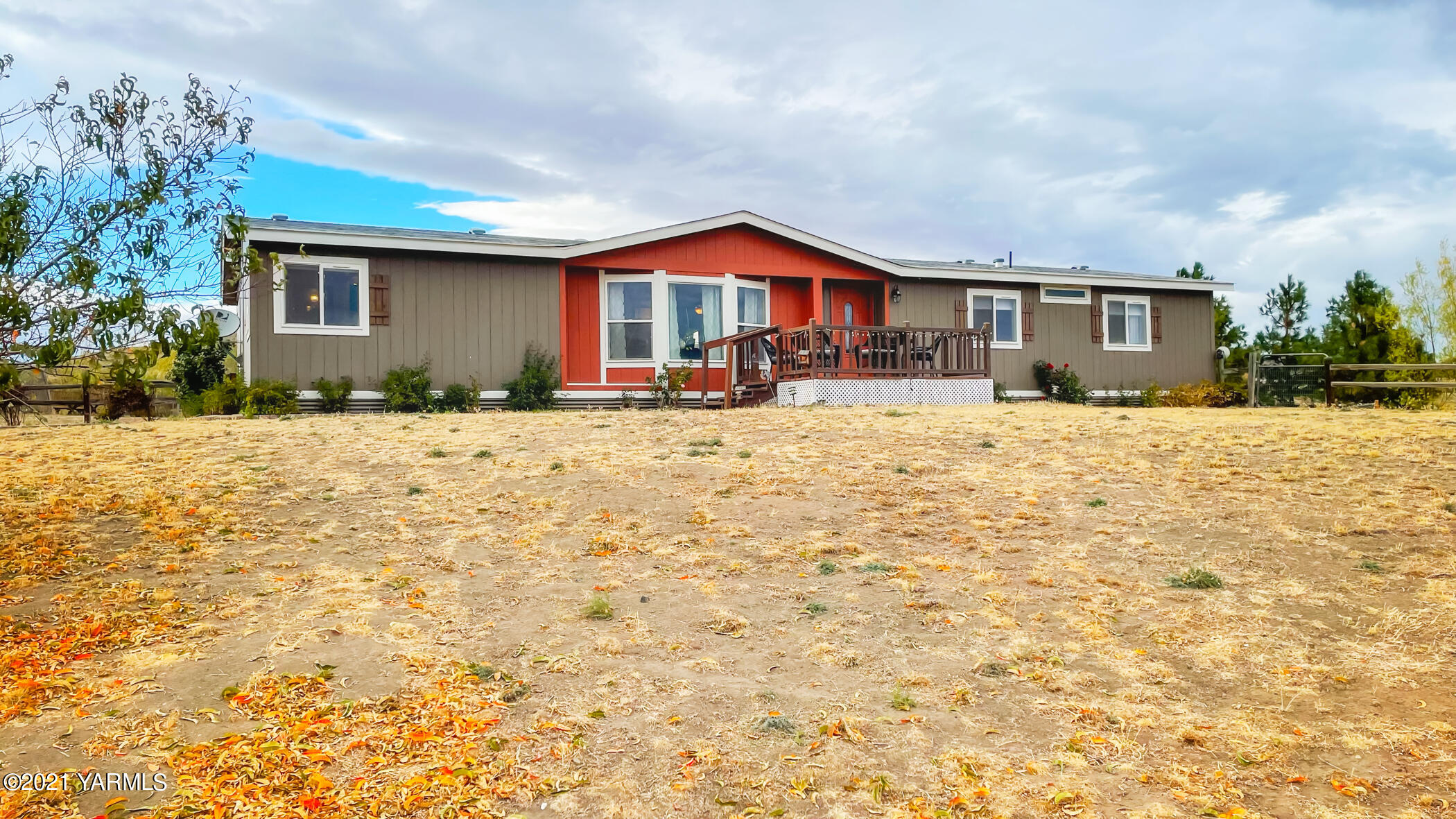 661 Wakatak Road Yakima, WA 98908 - Photo 1 of 20 a front view of a house with yard