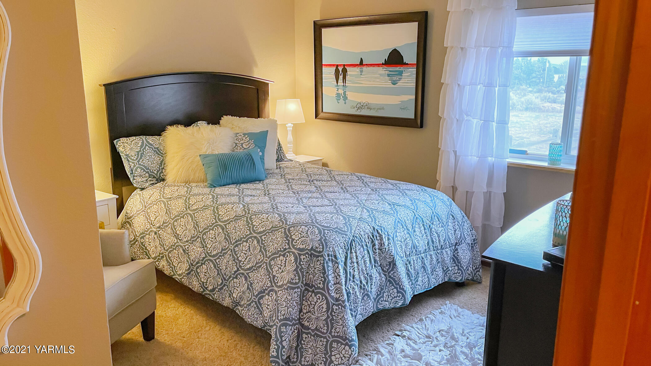 661 Wakatak Road Yakima, WA 98908 - Photo 14 of 20 a bedroom with a bed and wall painting