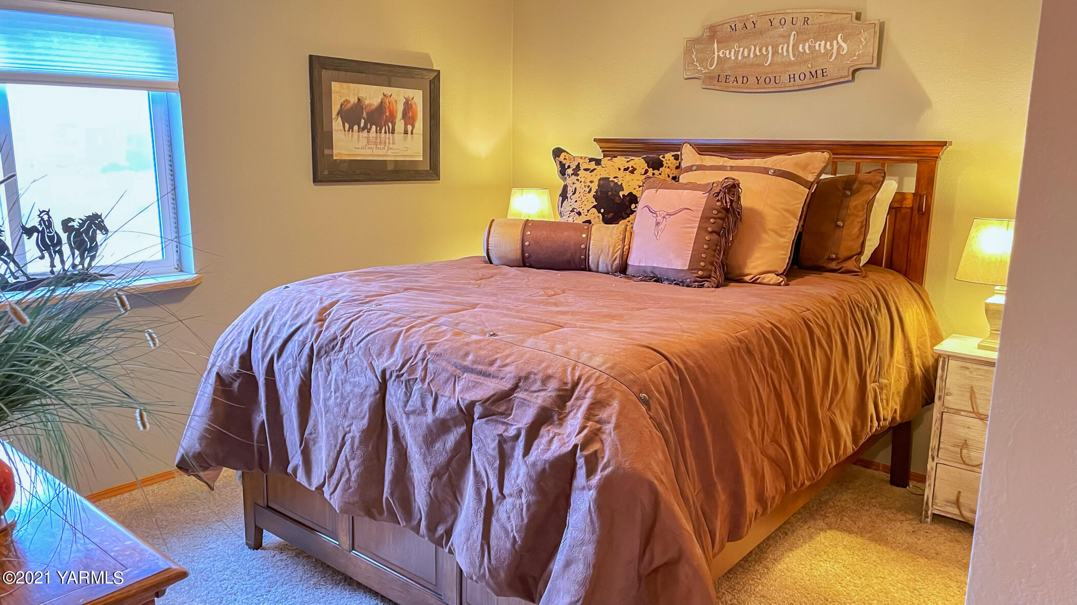 661 Wakatak Road Yakima, WA 98908 - Photo 15 of 20 a bedroom with a bed and painting on the wall