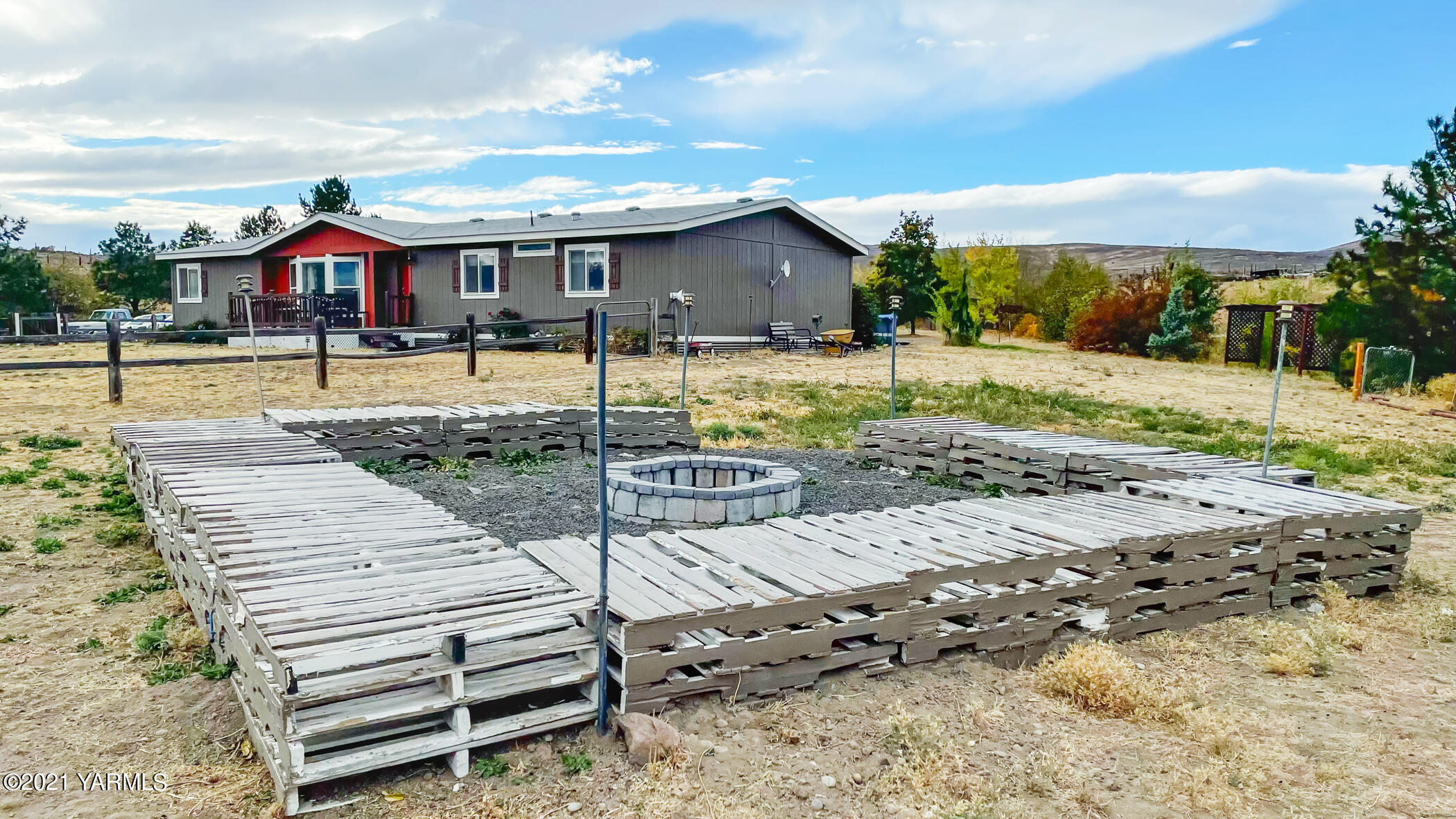 661 Wakatak Road Yakima, WA 98908 - Photo 18 of 20 a front view of a house with garden