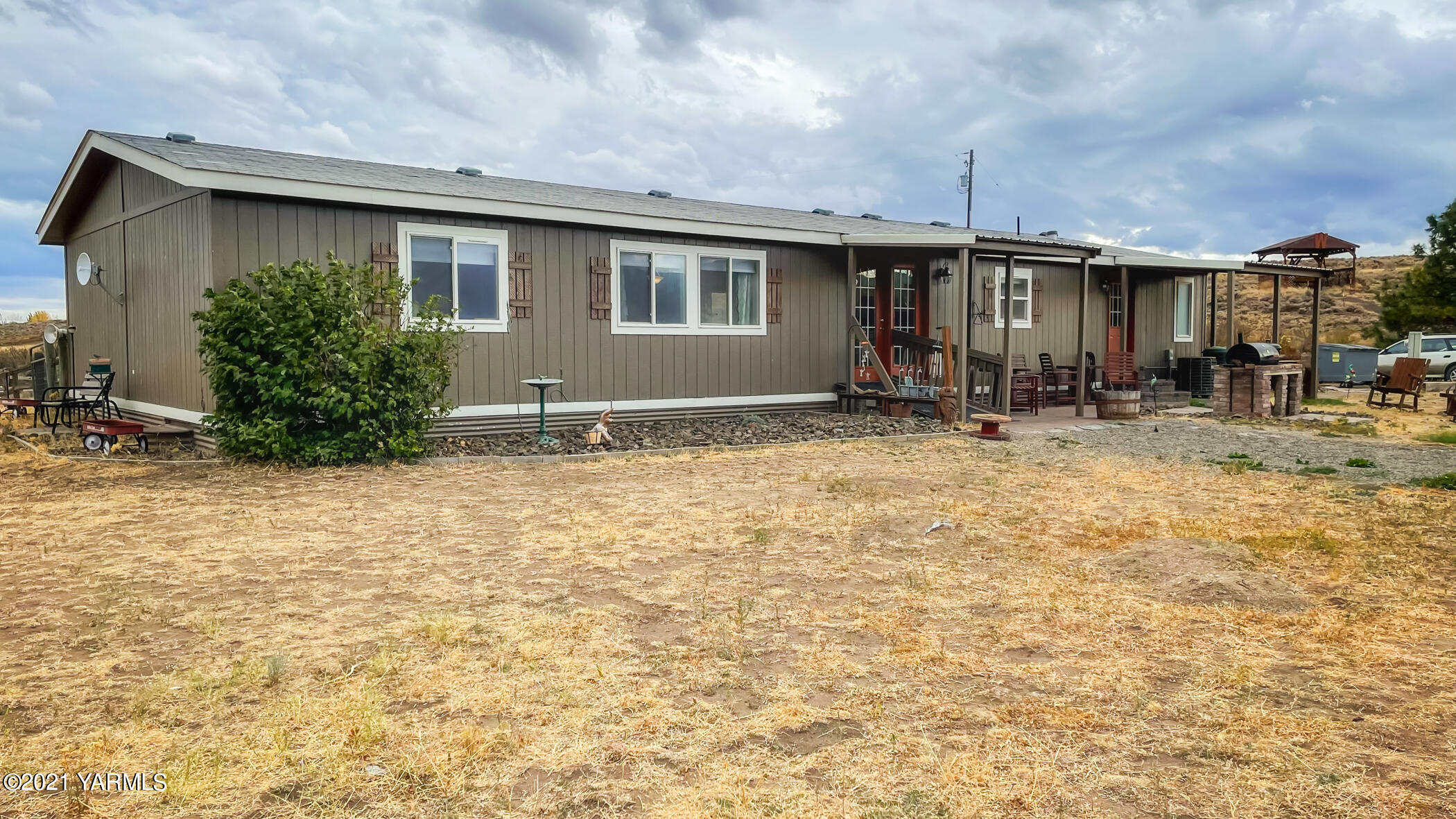 661 Wakatak Road Yakima, WA 98908 - Photo 19 of 20 a backyard of a house with yard and seating space
