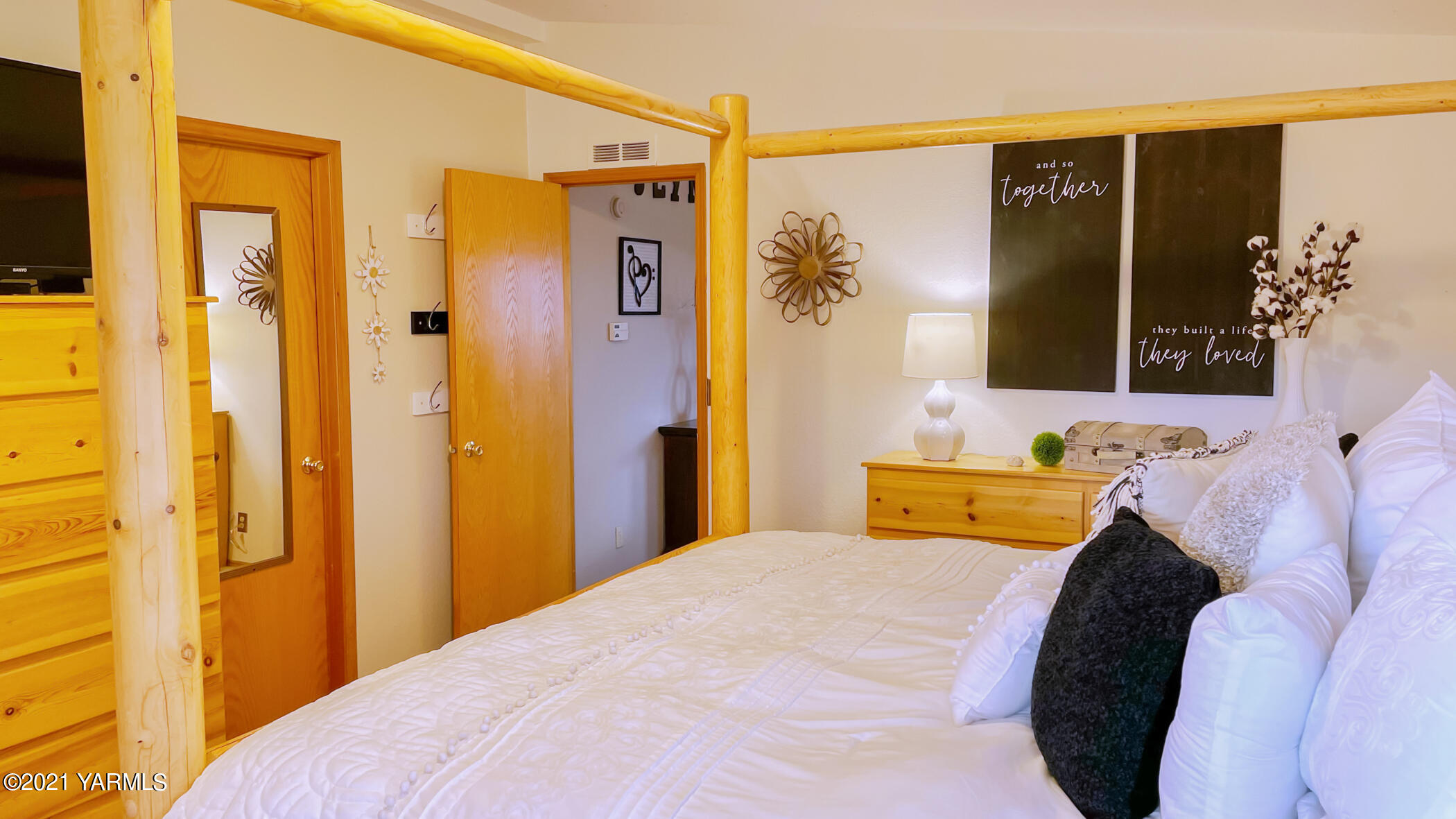661 Wakatak Road Yakima, WA 98908 - Photo 8 of 20 a bedroom with a bed and a mirror