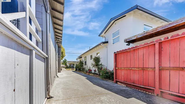 $649,900 | 2827 Bartlett Street, Oakland, CA 94602