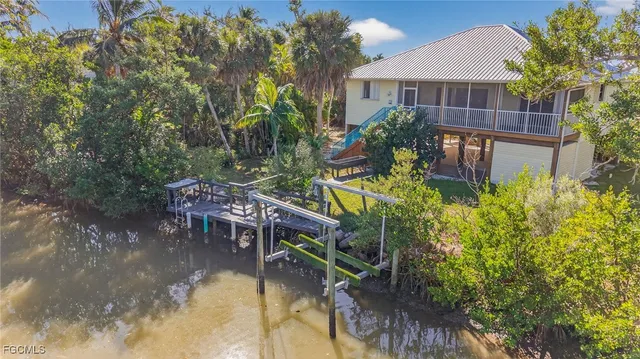 a view of a yard with a tree