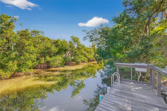 a view of outdoor space yard and porch