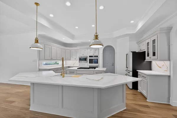 $1,400,000 | 2 Argonne Place, The Woodlands, TX 77382