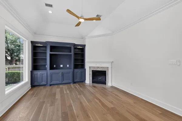 $1,400,000 | 2 Argonne Place, The Woodlands, TX 77382