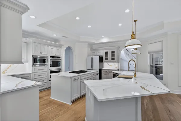 $1,400,000 | 2 Argonne Place, The Woodlands, TX 77382