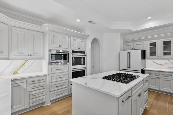 $1,400,000 | 2 Argonne Place, The Woodlands, TX 77382