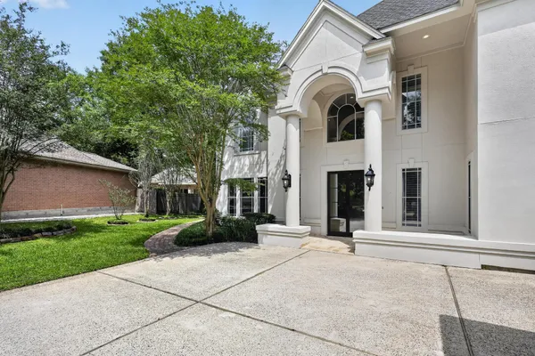 $1,400,000 | 2 Argonne Place, The Woodlands, TX 77382