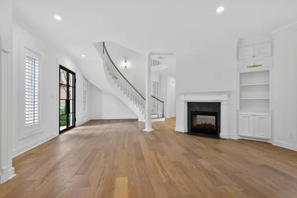 $1,400,000 | 2 Argonne Place, The Woodlands, TX 77382