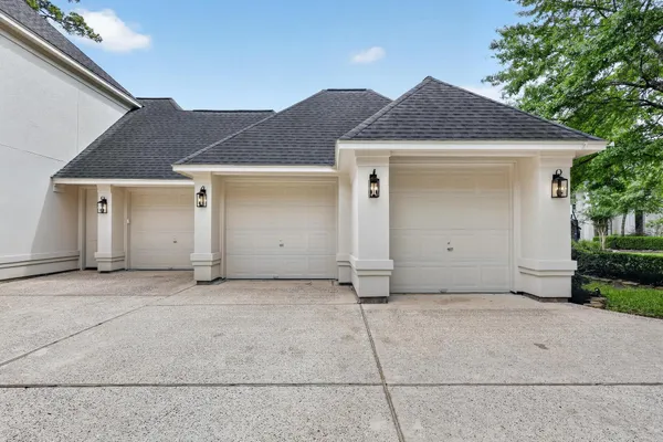 $1,400,000 | 2 Argonne Place, The Woodlands, TX 77382