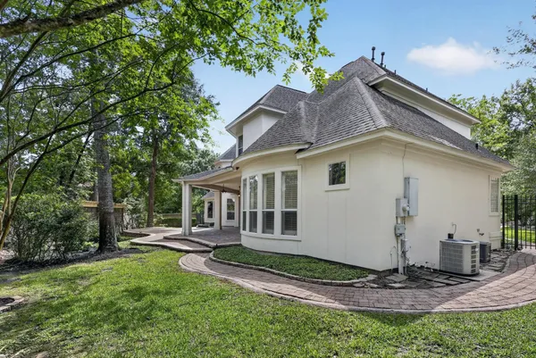 $1,400,000 | 2 Argonne Place, The Woodlands, TX 77382
