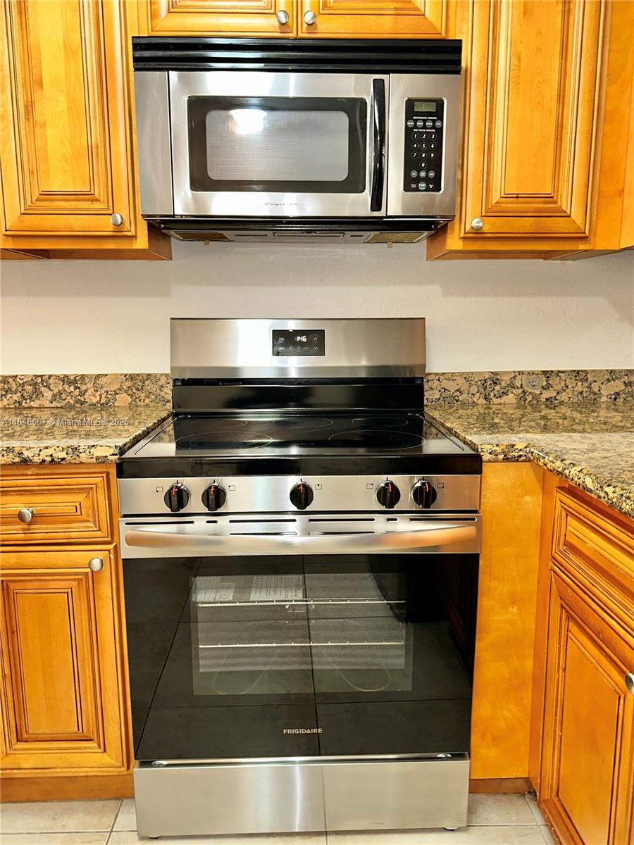 1620 Balfour Point Drive, Unit G West Palm Beach, FL 33411 - Photo 4 of 15 a stove top oven sitting inside of a kitchen