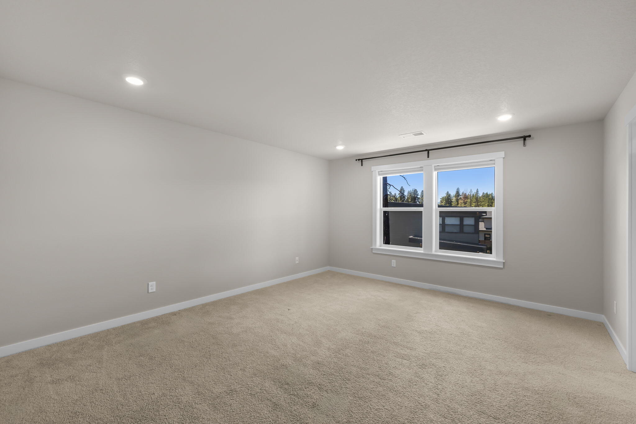 61197 Southwest Beverly Way Bend Bend, OR 97702 - Photo 21 of 32 Primary bedroom