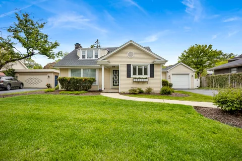 $785,000 | 61 Harris Avenue, Clarendon Hills, IL 60514
