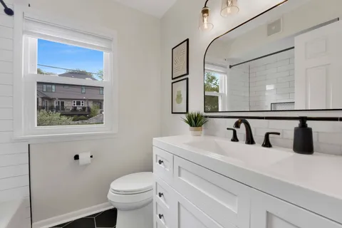 $785,000 | 61 Harris Avenue, Clarendon Hills, IL 60514