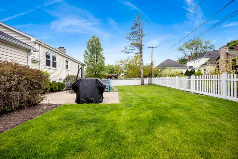 $785,000 | 61 Harris Avenue, Clarendon Hills, IL 60514