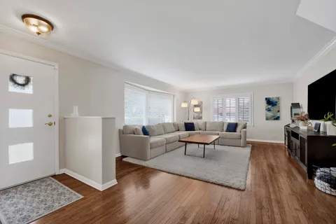 $785,000 | 61 Harris Avenue, Clarendon Hills, IL 60514