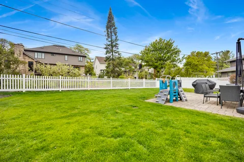 $785,000 | 61 Harris Avenue, Clarendon Hills, IL 60514
