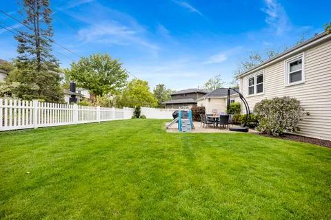 $785,000 | 61 Harris Avenue, Clarendon Hills, IL 60514