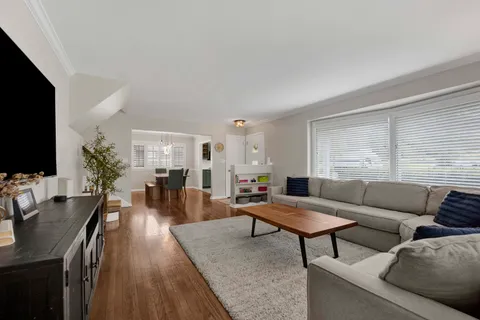 $785,000 | 61 Harris Avenue, Clarendon Hills, IL 60514